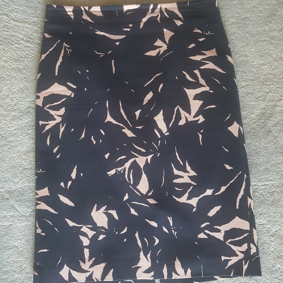 2/$12🌴Ann Taylor Pencil Skirt - Picture 6 of 6